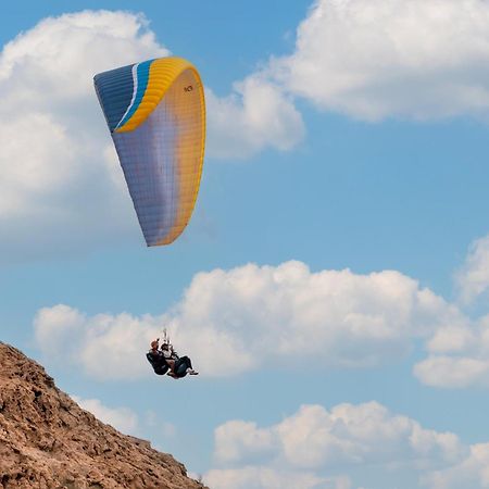 Hotel Al Badayer Retreat By Sharjah Collection à Margham Extérieur photo Tandem paragliding