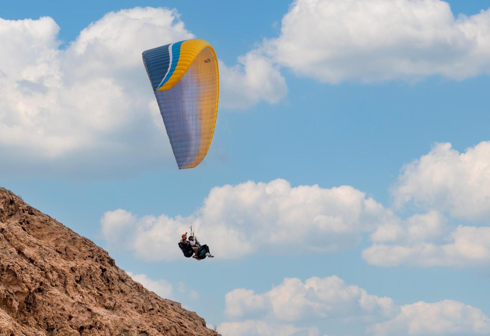 Hotel Al Badayer Retreat By Sharjah Collection à Margham Extérieur photo Tandem paragliding