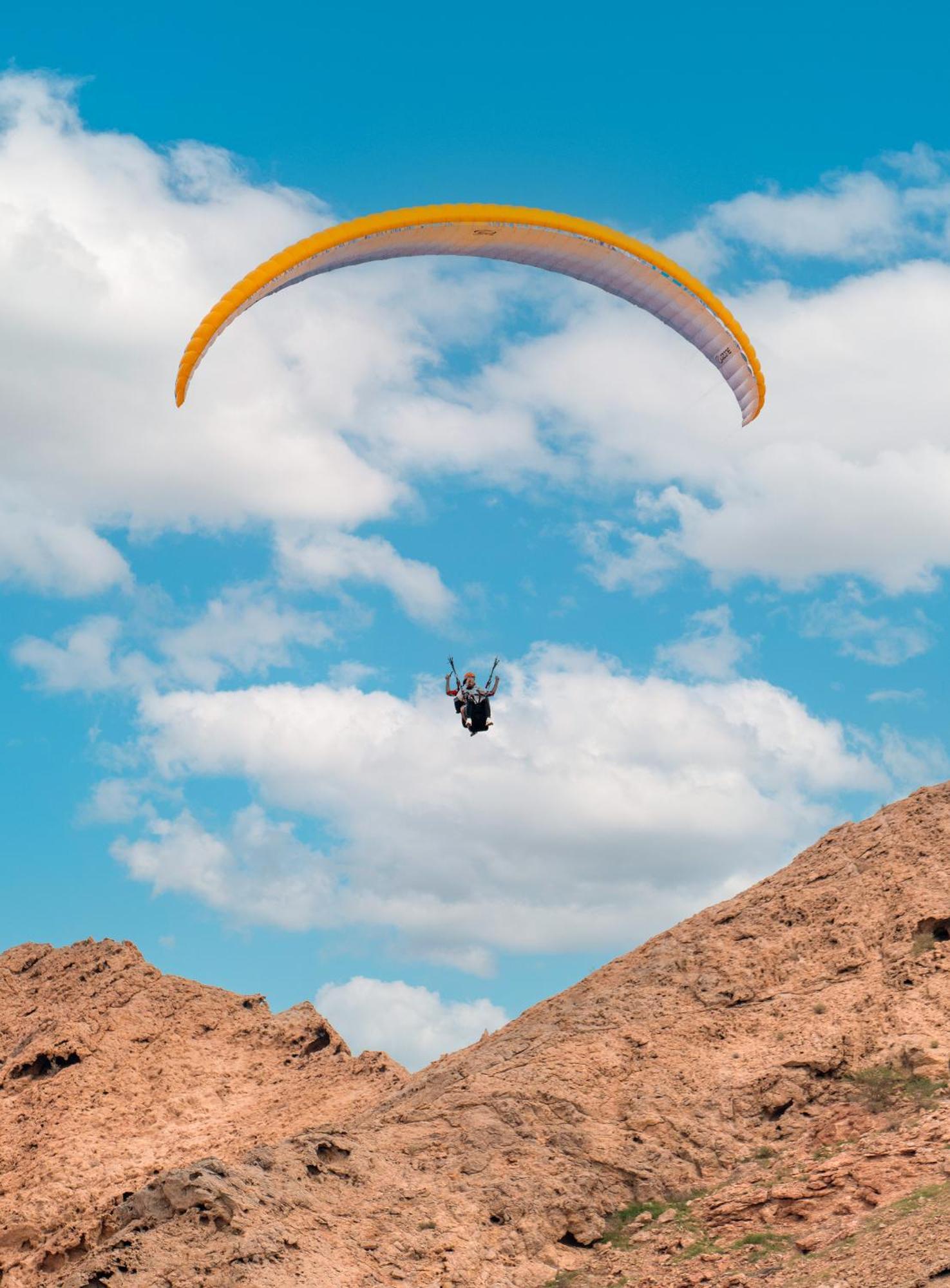 Hotel Al Badayer Retreat By Sharjah Collection à Margham Extérieur photo Parachute landing at the top of the hill